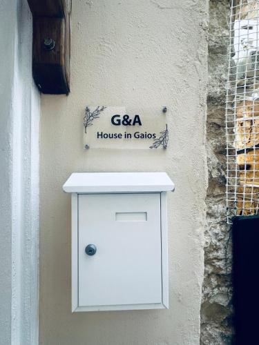 een huis in taartenbord op de zijkant van een gebouw bij G&A House in Gaios in Gaios