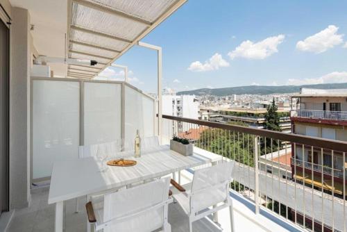 Elegant Mountain-view Apartment next to seaside