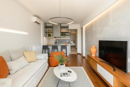 Elegant Mountain-view Apartment next to seaside