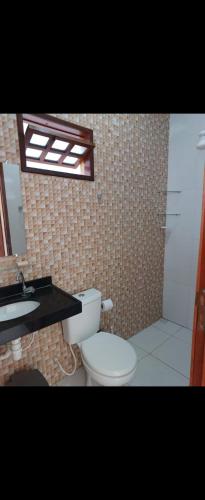 a bathroom with a toilet and a sink at RR Deck Betolandia in Juazeiro do Norte