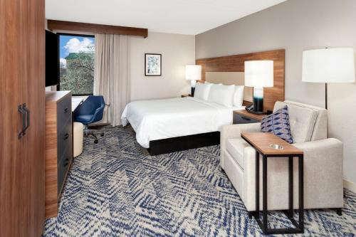 Ένα ή περισσότερα κρεβάτια σε δωμάτιο στο Candlewood Suites Columbus North by IHG