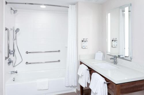 Ένα μπάνιο στο Candlewood Suites Columbus North by IHG