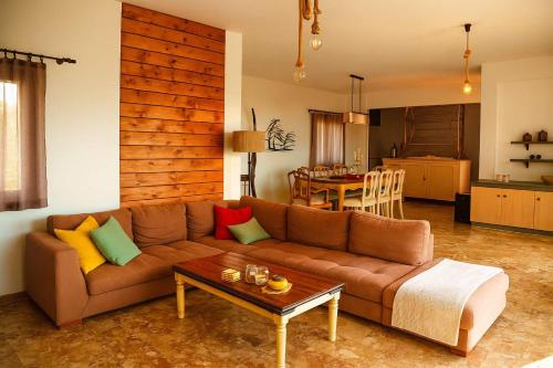 Posezení v ubytování Skafidia Villa Yucca - Garden Haven Retreat