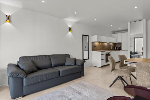 un salon avec un canapé et une table dans l'établissement Regina, à Antibes