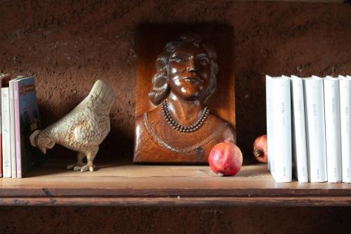 a shelf with a bust of a woman and books at Hotel Boutique Moli El Canyisset in Gandía