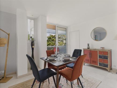 une salle à manger avec une table et des chaises dans l'établissement A 350m de la plage, appartement pour 2 - balcon, à La Baule