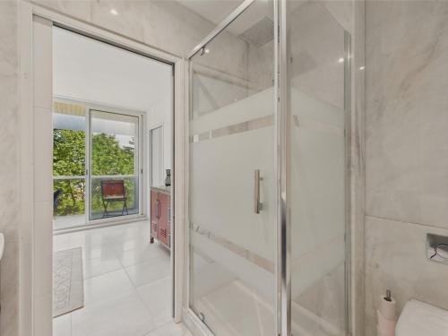 une salle de bain avec une douche avec une porte vitrée dans l'établissement A 350m de la plage, appartement pour 2 - balcon, à La Baule