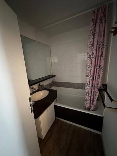 La petite salle de bains est pourvue d'un lavabo et d'une baignoire. dans l'établissement Au couchant, studio pour 4 adultes et 1 enfant N69, à La Grande Motte