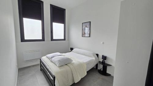 une chambre blanche avec un lit et deux fenêtres dans l'établissement Terrasses Océan B 24, à Mimizan-Plage