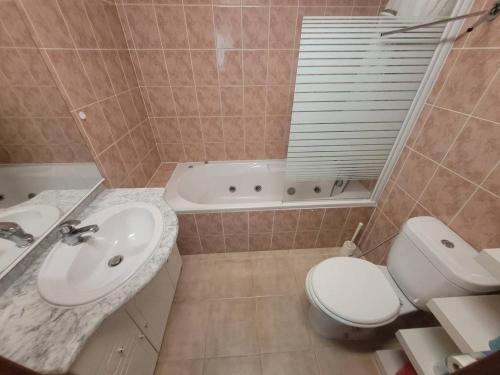 une salle de bain avec toilettes, lavabo et baignoire dans l'établissement Appartement T3 centre ville de la Grande Motte N24, à La Grande Motte