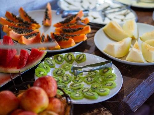 einen Tisch mit Obstteller und Gemüse in der Unterkunft Pousada Natureza da Terra in Monte Verde