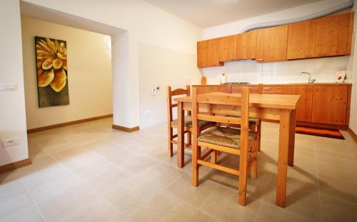 Albergo Diffuso Tolmezzoにあるキッチンまたは簡易キッチン