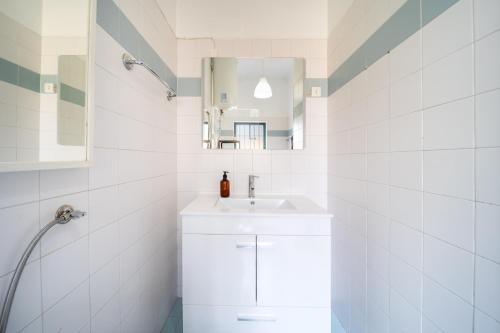 Spacious 2 bedroom Apt with large living room Lisbon