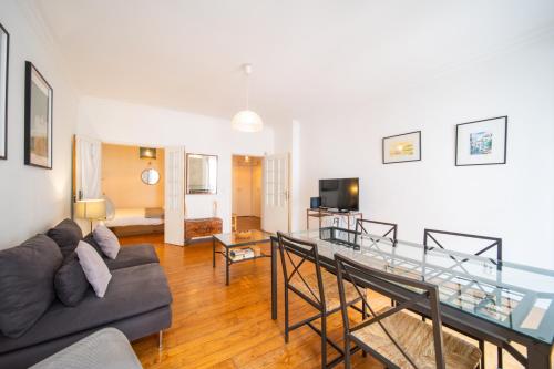Spacious 2 bedroom Apt with large living room Lisbon