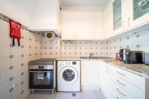 Spacious 2 bedroom Apt with large living room Lisbon