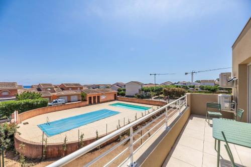 une vue sur la piscine depuis le balcon d'un appartement dans l'établissement Résidence hôtelière D'Amare, à Cervione