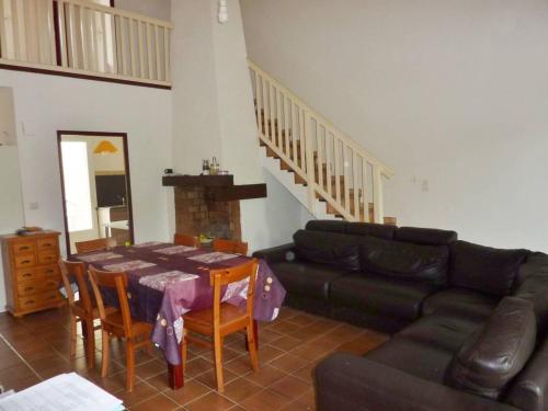 un salon avec un canapé et une table dans l'établissement Quartier des Goélands Villa t5 pour 8 personnes N25, à La Grande Motte