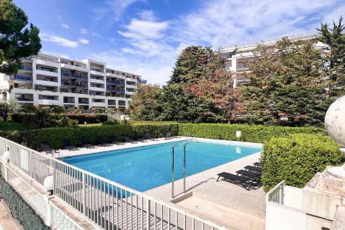 - une piscine en face d'un immeuble dans l'établissement Sandaya - 10min à pied de la Plage, à Cagnes-sur-Mer