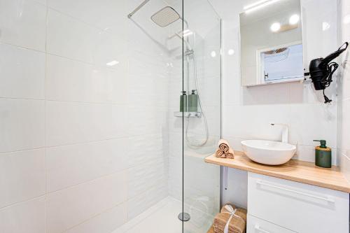 une salle de bain avec douche et lavabo dans l'établissement Sandaya - 10min à pied de la Plage, à Cagnes-sur-Mer