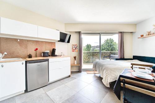 Il comprend une cuisine et une chambre avec un lit et une fenêtre. dans l'établissement Sandaya - 10min à pied de la Plage, à Cagnes-sur-Mer