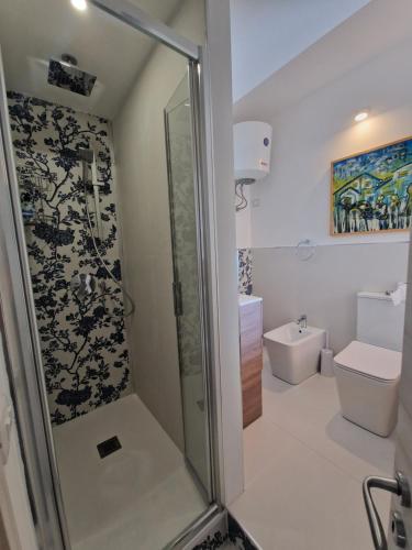 un bagno con doccia e WC di Akis, terrazza sul mare ad Aci Castello