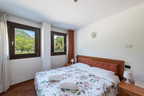 a bedroom with a bed with two pillows on it at Sogno di Montagna sulle piste da Sci in Bardonecchia