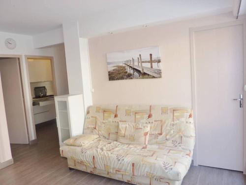 un salon avec un canapé et un tableau au mur dans l'établissement Cœur de ville Appartement t2 pour 4 personnes N15, à La Grande Motte