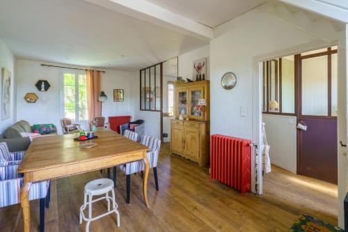 une cuisine et un salon avec une table et un canapé dans l'établissement Ty Odet - Proximité du fleuve, à Quimper