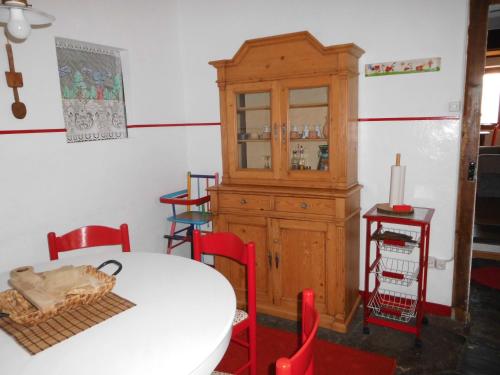 a dining room with a table and a wooden cabinet at Casa la Selva in Pura