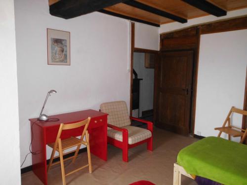 a room with a red desk and a chair at Casa la Selva in Pura