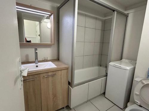 une salle de bain avec un lavabo, des toilettes et un miroir dans l'établissement Appartement à Royan, proche plage, 2 chambres et balcon - FR-1-494-75, à Royan