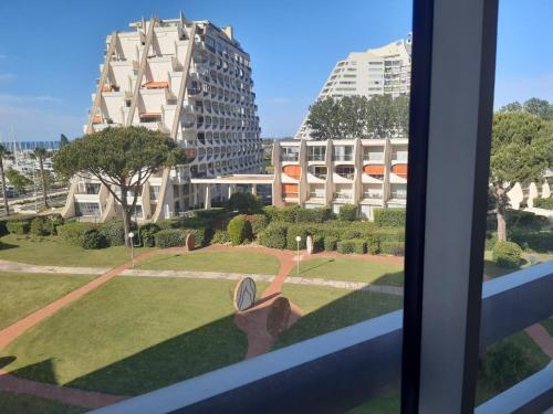 - une vue sur un bâtiment depuis une fenêtre dans l'établissement Proche Port Appartement t2 pour 4 personnes N1 39, à La Grande Motte