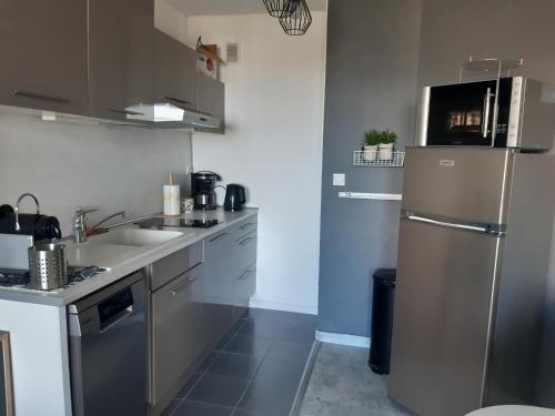 une petite cuisine avec un réfrigérateur et un évier dans l'établissement Proche Port Appartement t2 pour 4 personnes N1 39, à La Grande Motte
