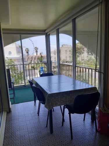 Cette chambre dispose d'un balcon avec une table et des chaises. dans l'établissement Quartier Point Zéro appartement studio pour 5 personnes N3, à La Grande Motte