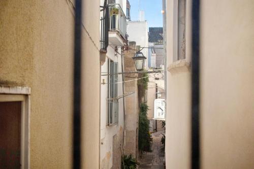 a view of an alley from a window at Dimore di Bacco in Rutigliano