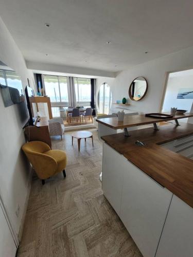 une cuisine avec un comptoir et un salon dans l'établissement Centre Ville Appartement t2 pour 4 personnes N31, à La Grande Motte