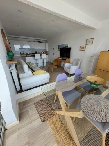 un salon avec un canapé, une table et des chaises dans l'établissement Centre Ville Appartement t2 pour 4 personnes N31, à La Grande Motte