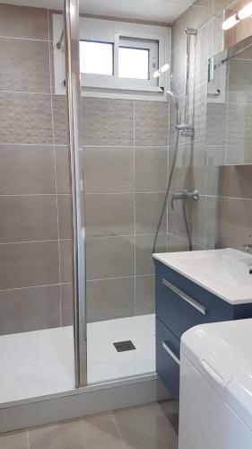 une salle de bain avec douche et lavabo dans l'établissement Coeur Plage et commerces Appartement type 3 pour 6 personnes N33, à La Grande Motte