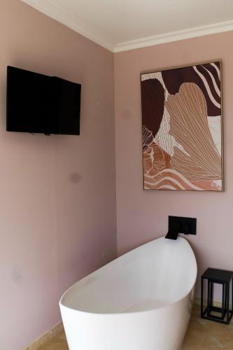 Телевизор и/или развлекательный центр в Arrifana Destination Suites
