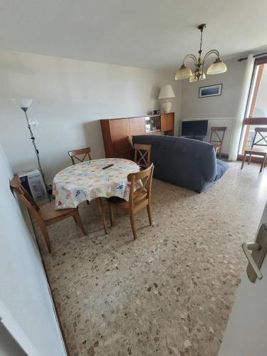 un salon avec une table et un canapé dans l'établissement Coeur de ville appartement t3 pour 6 personnes N35, à La Grande Motte