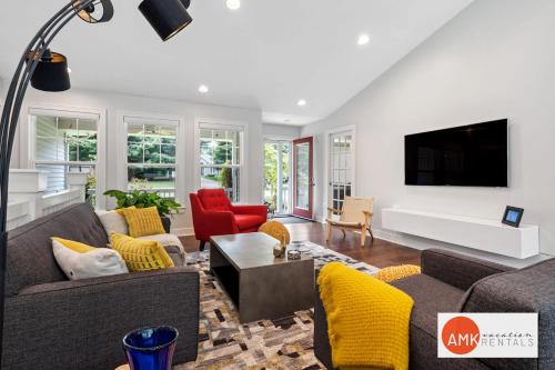 ソーガタックにあるDestined for Relaxationのソファとテレビのあるリビングルーム