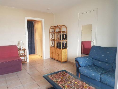 un salon avec un canapé et une table dans l'établissement Coeur de ville Appartement studio cabine pour 4 personnes N19, à La Grande Motte