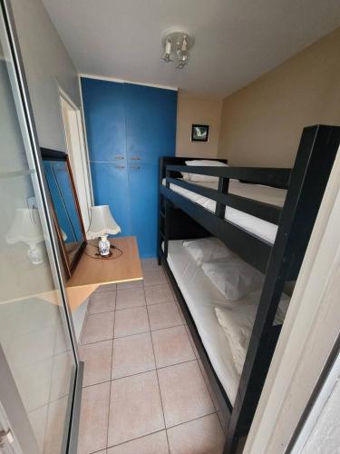 une chambre avec deux lits superposés et une lampe dans l'établissement Coeur de ville Appartement studio cabine pour 4 personnes N19, à La Grande Motte