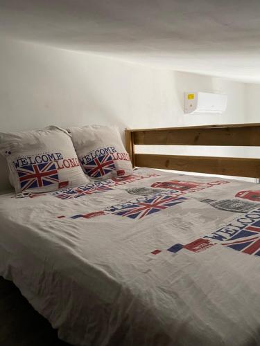 ein Bett mit zwei Kissen darauf in der Unterkunft Un jour en Provence in Cabannes