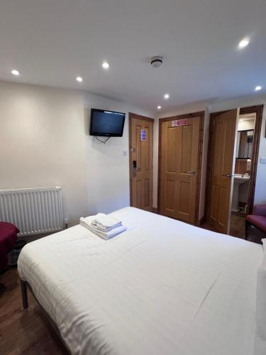 Ένα ή περισσότερα κρεβάτια σε δωμάτιο στο Royal Britannia Hotel