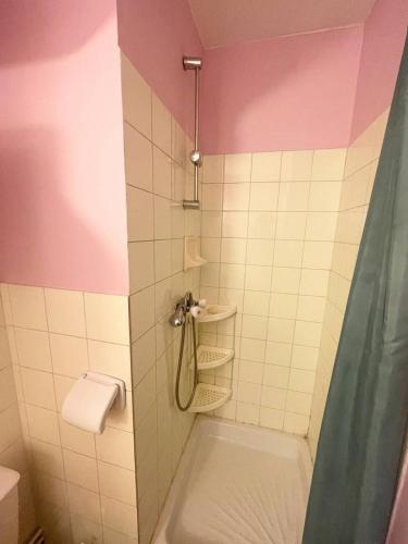 une salle de bain avec une douche avec des toilettes et un lavabo dans l'établissement Quartier couchant Appartement studio pour 2 personnes N118, à La Grande Motte