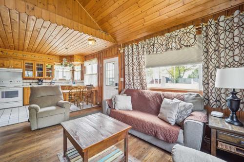 Dapur atau dapur kecil di Sunnyside 3BR 1BA Relaxing Lakefront Retreat