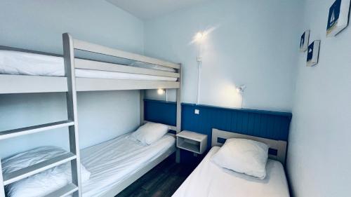 deux lits superposés dans une petite pièce avec dans l'établissement Sable et mer, T2 des pins, à Saint-Jean-de-Monts