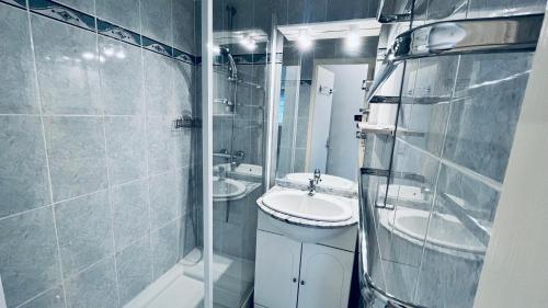 une salle de bain avec deux lavabos et un miroir dans l'établissement Sable et mer, T2 des pins, à Saint-Jean-de-Monts