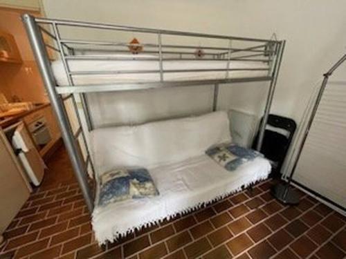 un lit superposé vide avec deux oreillers dessus dans l'établissement Quartier Couchant Appartement studio pour 2 personnes N2 121, à La Grande Motte